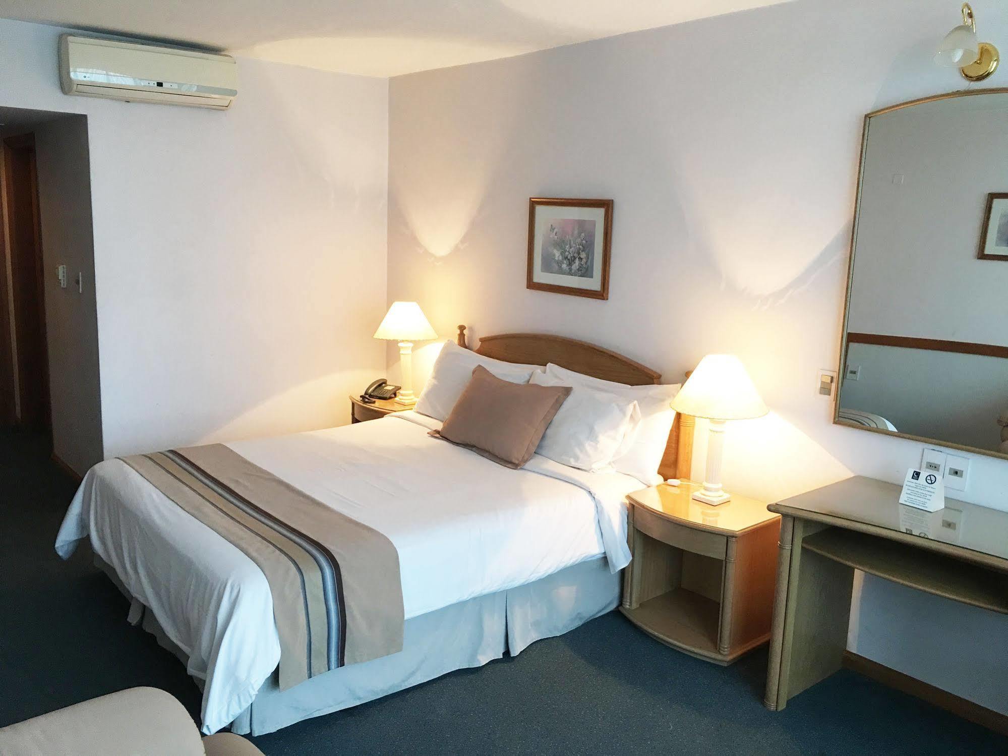 Crystal Palace Hotel Монтевидео Екстериор снимка