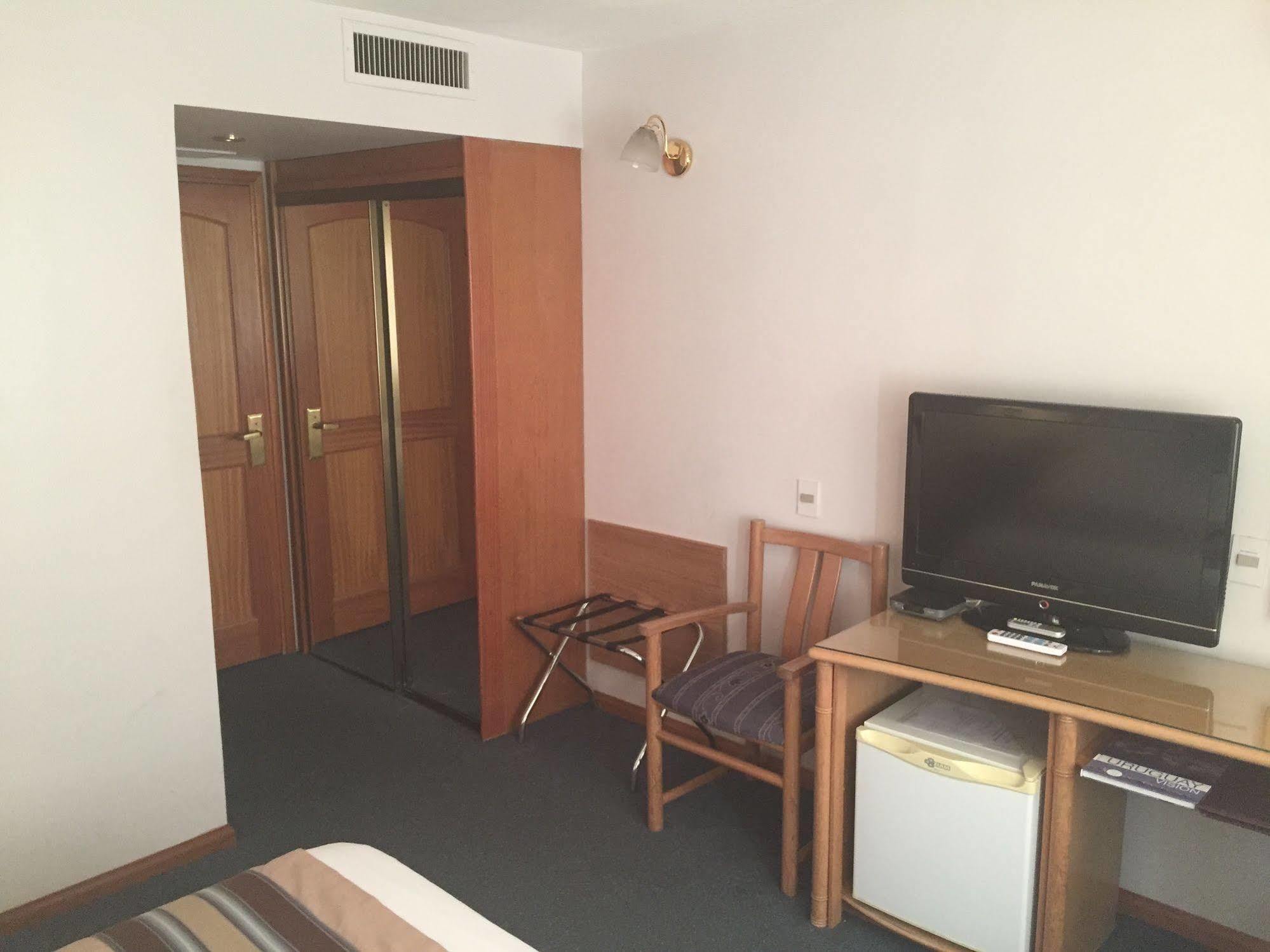 Crystal Palace Hotel Монтевидео Екстериор снимка