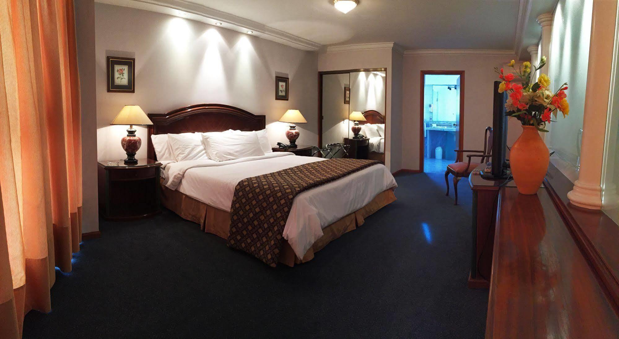 Crystal Palace Hotel Монтевидео Екстериор снимка